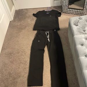 FIGS technical collection black scrub set small top and bottom